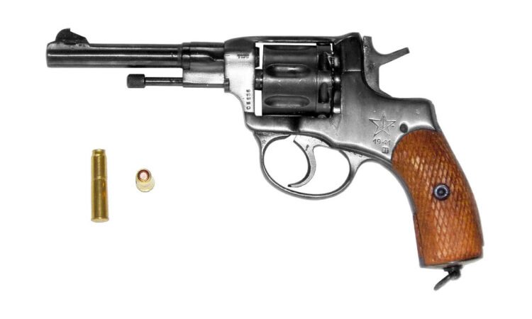 Nagant M1895 7.62×38mmR kalibreli Rus toplu tabanca ilan görseli