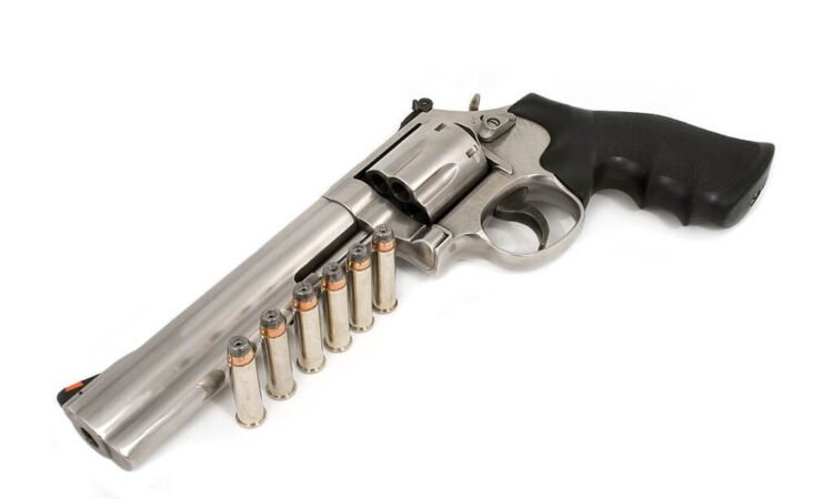 357 Magnum revolver tabanca ve .357 kalibre mermiler
